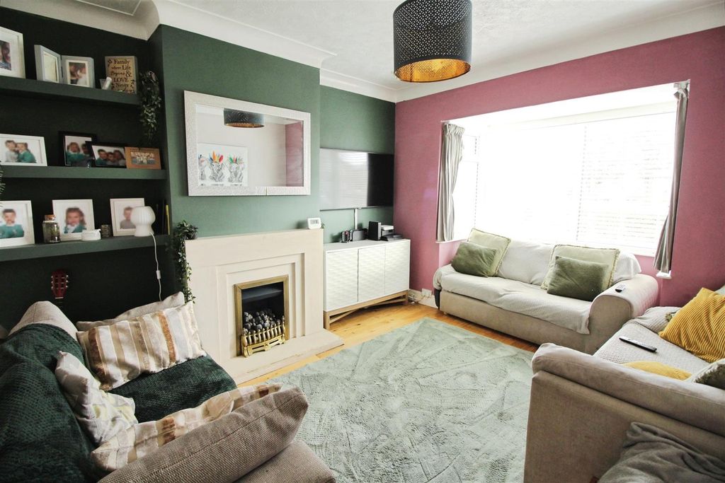 Property photo 3 of 13 Lounge