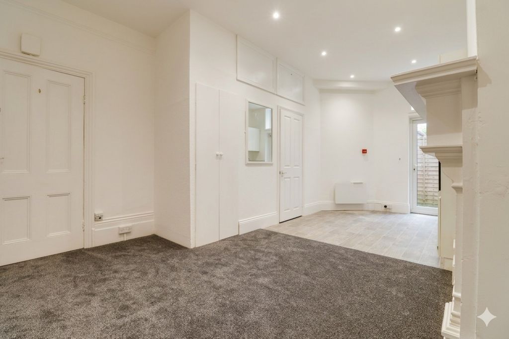 Property photo 2 of 9 Living Space