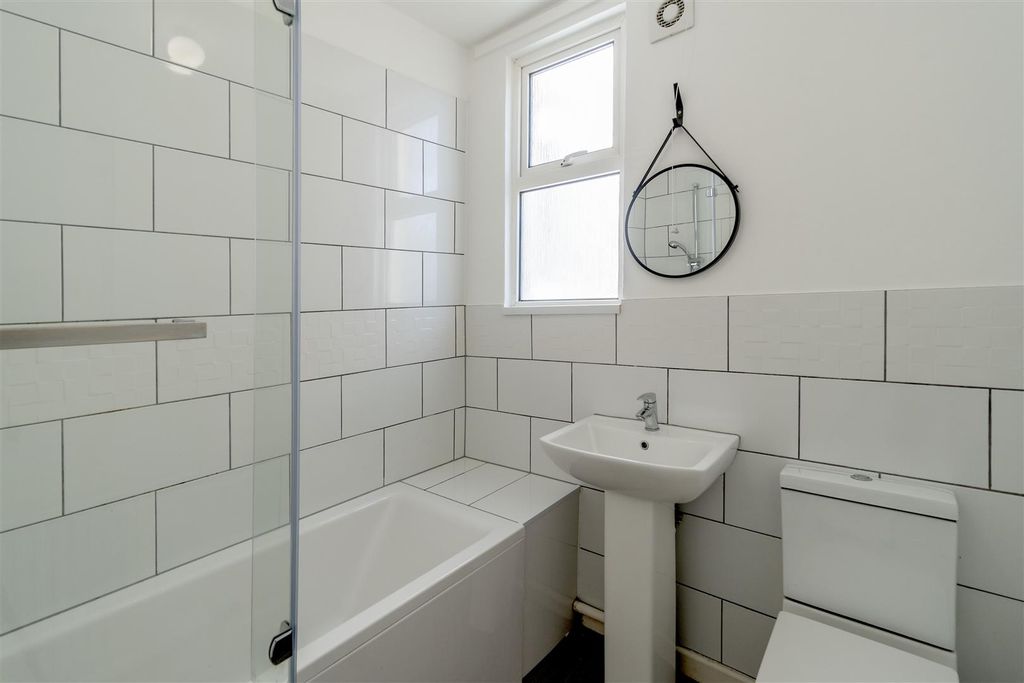 Property photo 3 of 7 Bathroom.Jpg