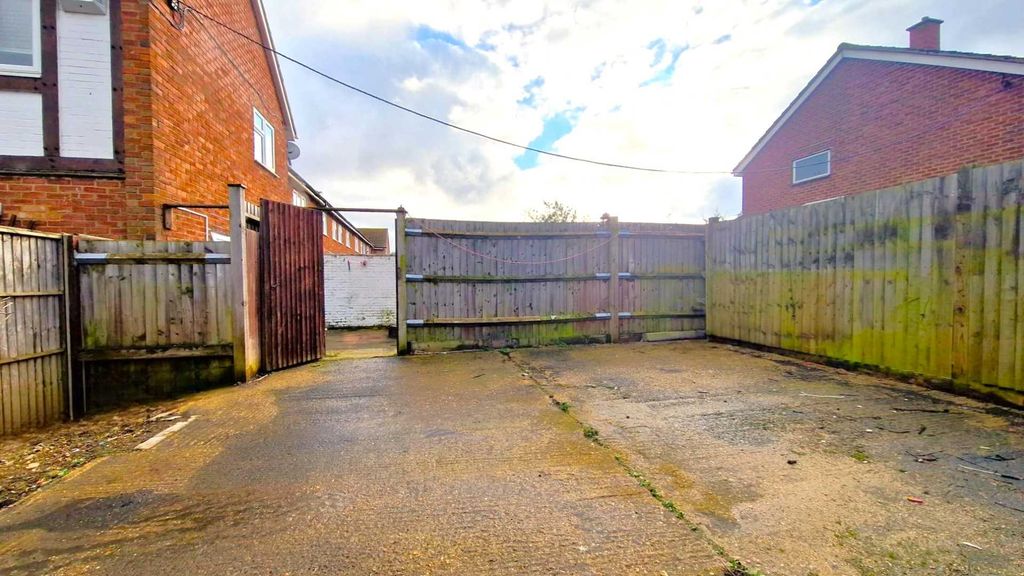 Additional image 15 of 4 bed semi-detached house to rentTithe Farm Road, Dunstable LU5