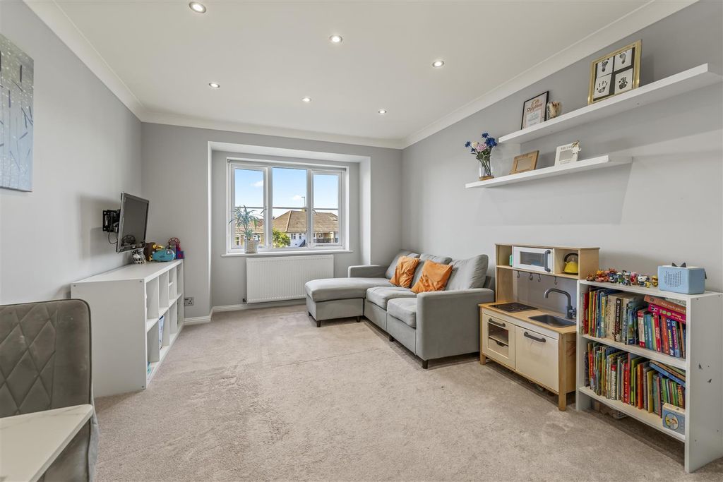 Property photo 3 of 15 15 Richardson House, Malting Way, Tw7 6Sd3.Jpg