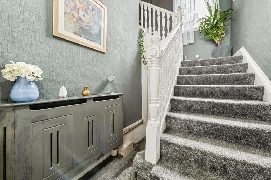 Property photo 2 of 11 921c6570-5 20Mid 20Street 2004