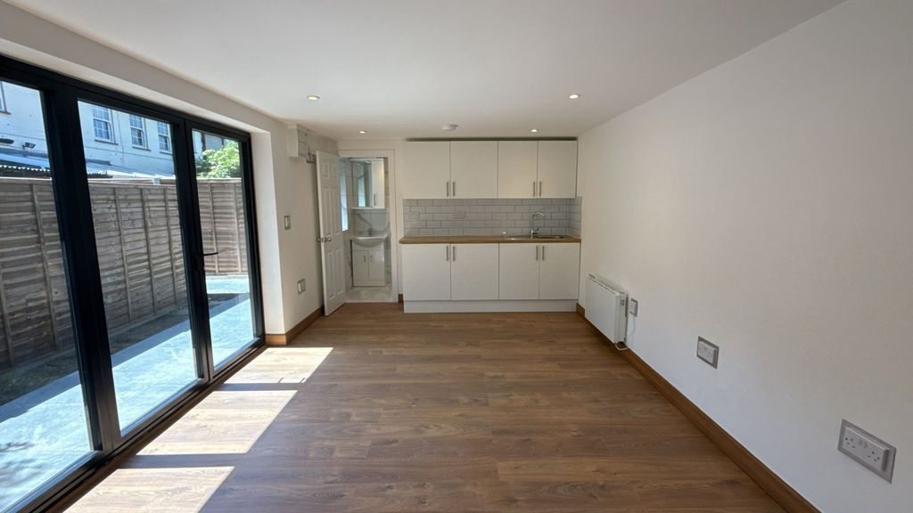 Property photo 3 of 6 Gallery