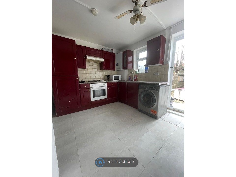 Property photo 3 of 8 Shared Kitchen