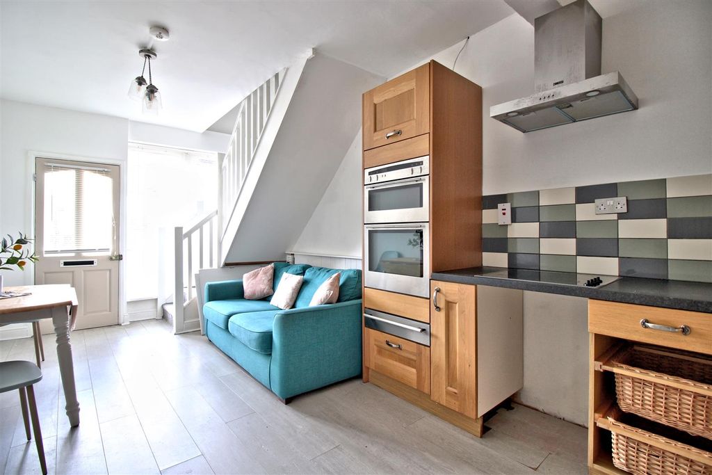 Property photo 3 of 10 Kitchen