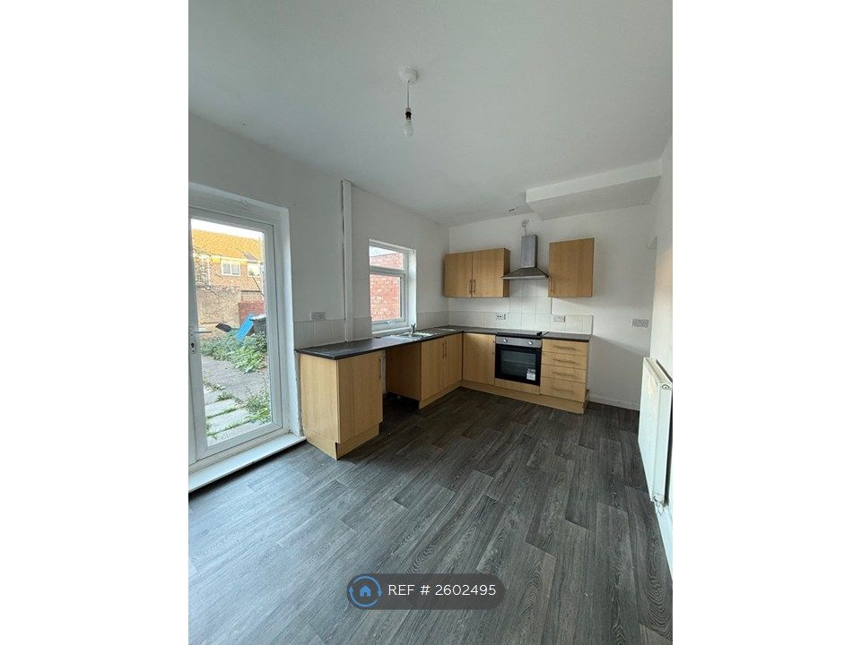 Property photo 3 of 9 Kitchen