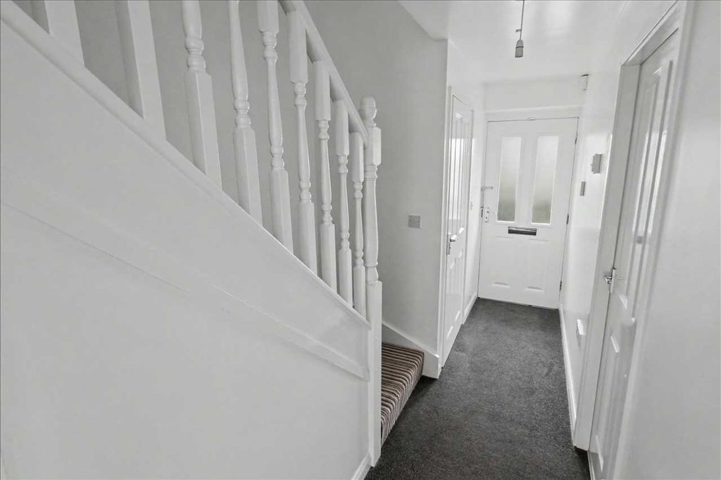 Property photo 2 of 18 Entrance Hall