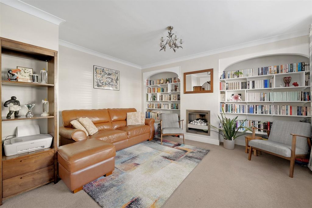 Property photo 2 of 20 Connington Crescent, E4