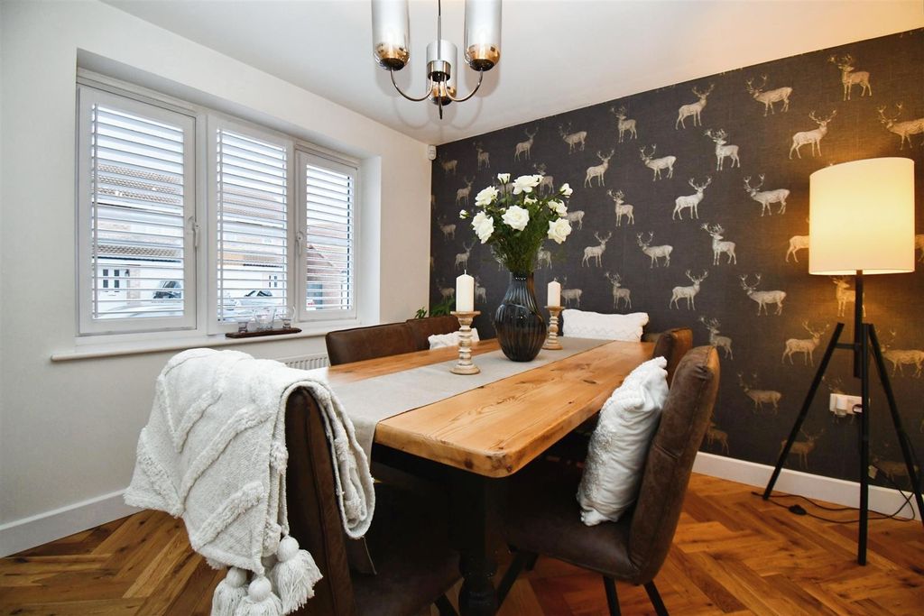 Property photo 3 of 36 Dining Room/Snug