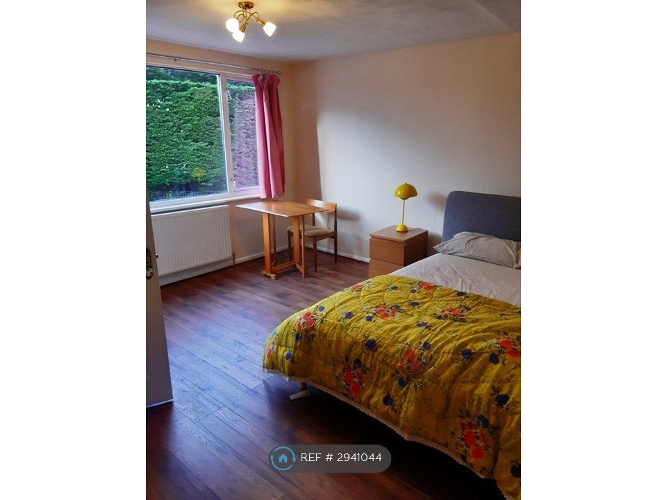 Property photo 1 of 8 Ensuite Bedroom