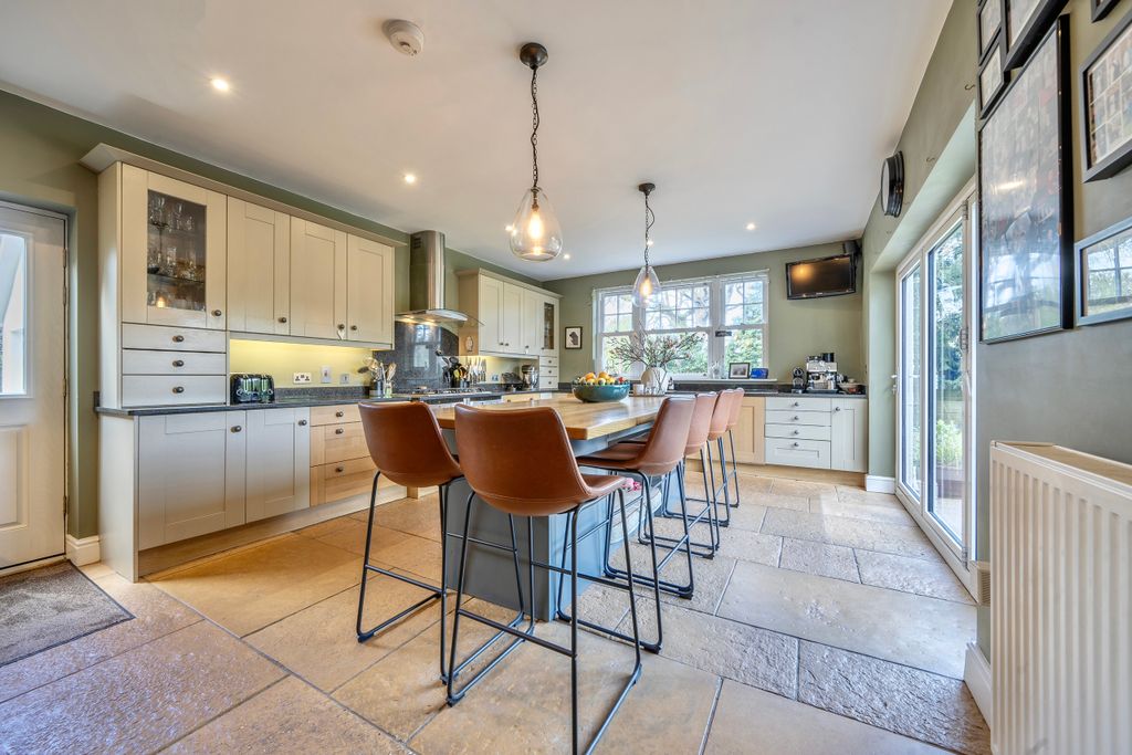 Property photo 3 of 33 Kitchen / Breakfast Room