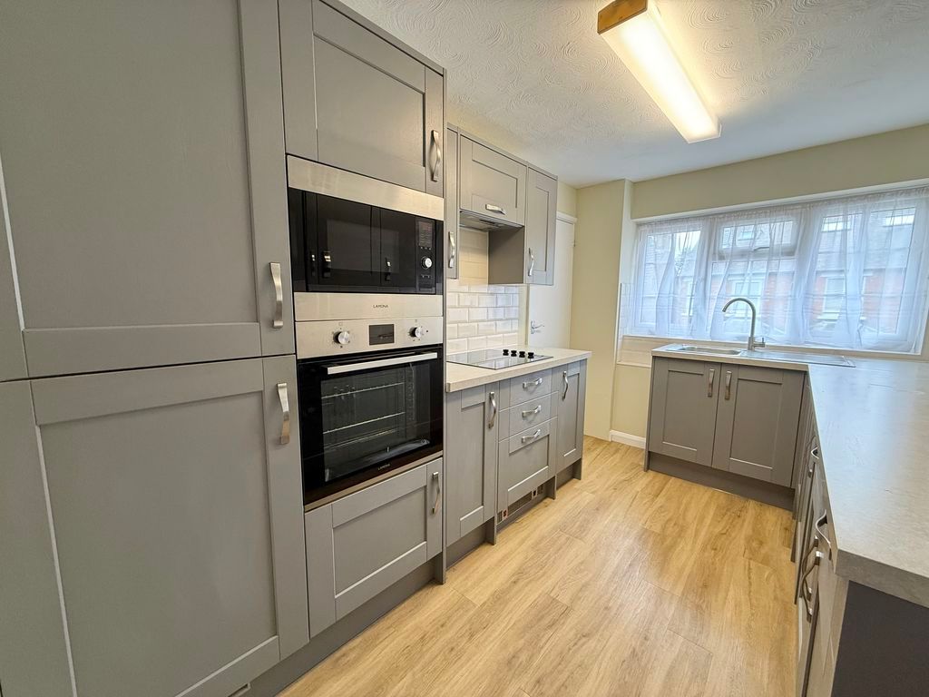Property photo 2 of 10 Kitchen
