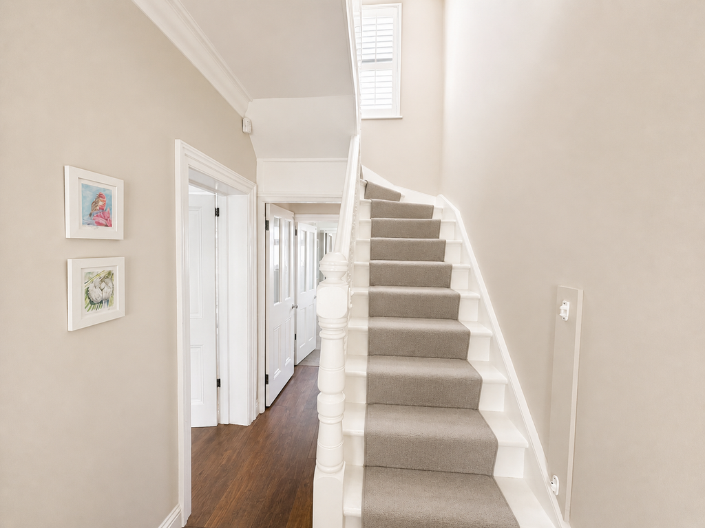 Property photo 3 of 33 Entrance Hall