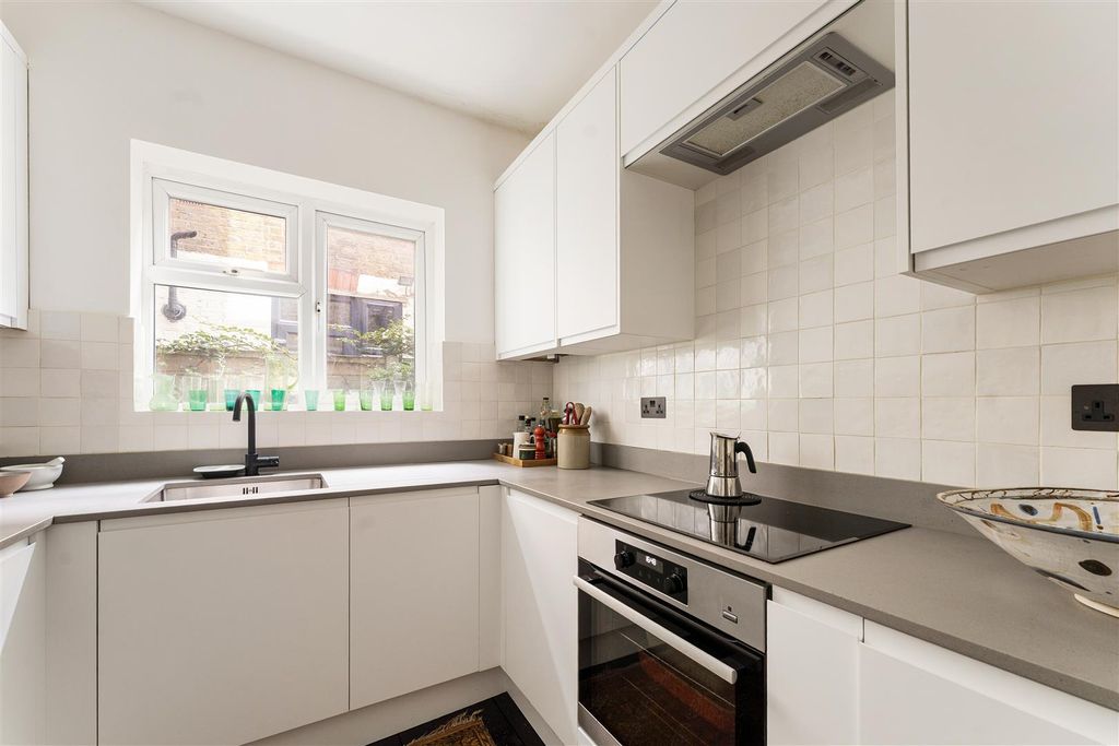 Property photo 3 of 30 Clementina Road, E10