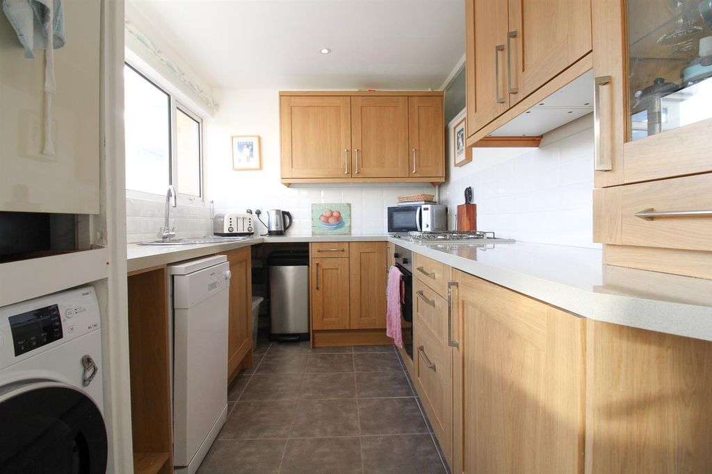 Property photo 2 of 10 Kitchen