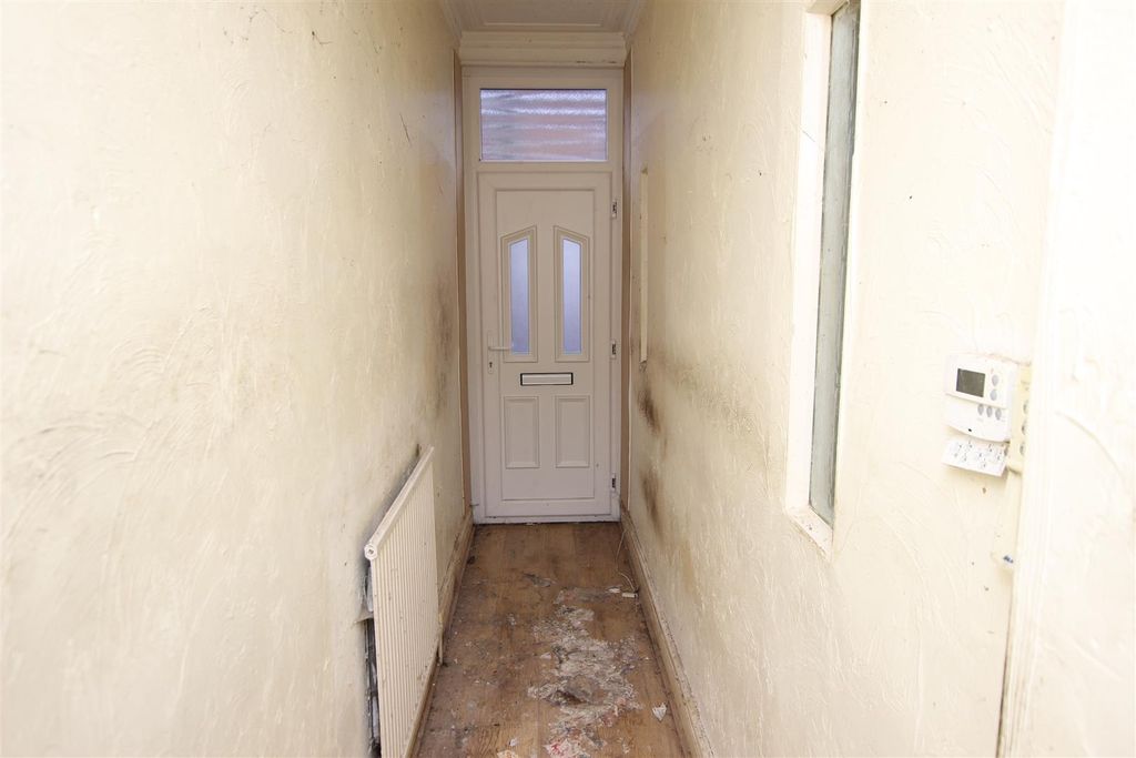 Property photo 2 of 14 Entrance Hall