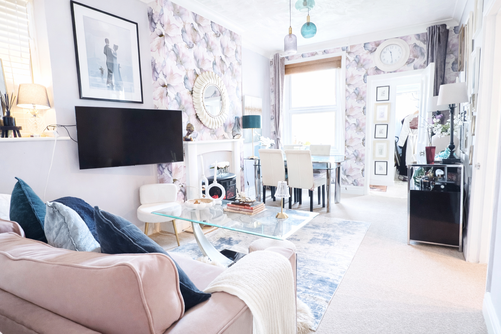 Property photo 2 of 11 Lounge