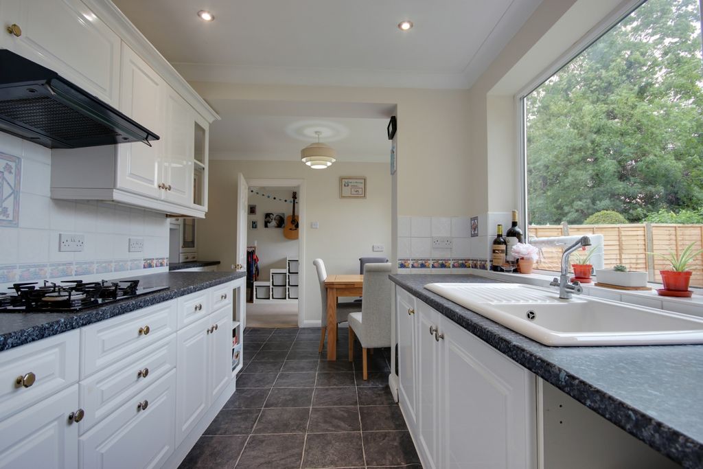 Property photo 3 of 17 1 Kit Din C