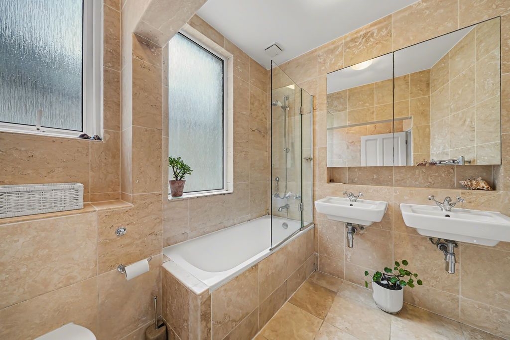 Property photo 3 of 9 Photo 6