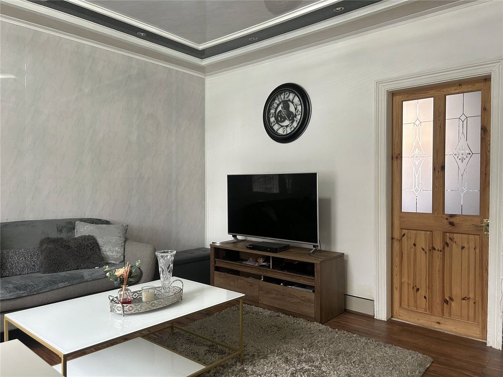 Property photo 3 of 12 Lounge