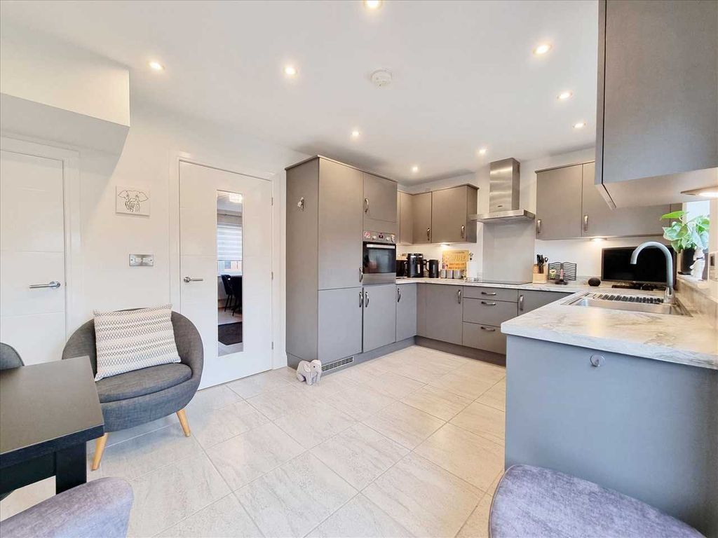 Property photo 3 of 10 Kitchen Diner: