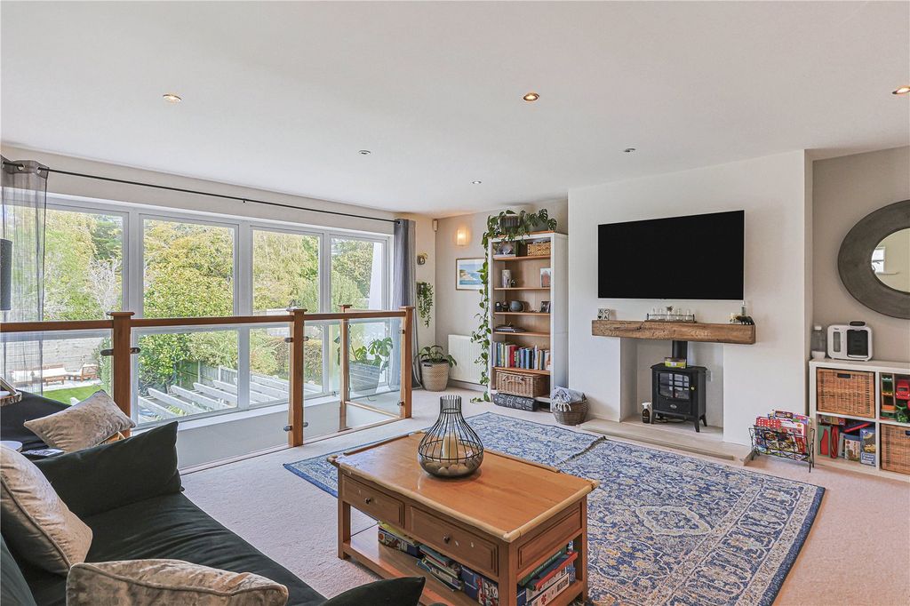 Property photo 2 of 28 Lounge