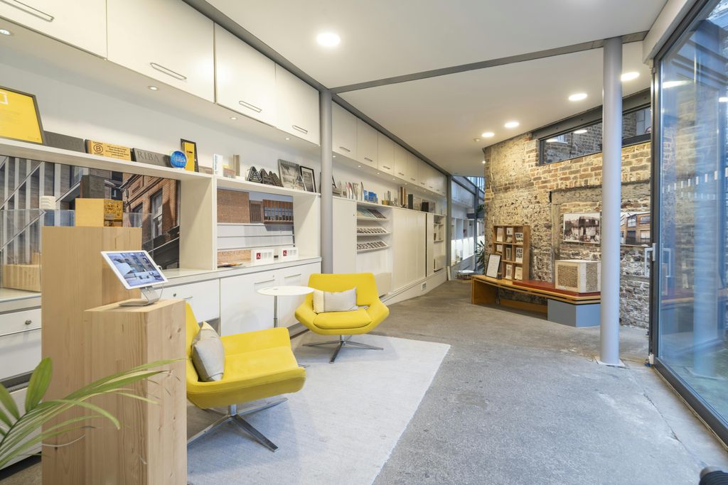 Property photo 2 of 15 .