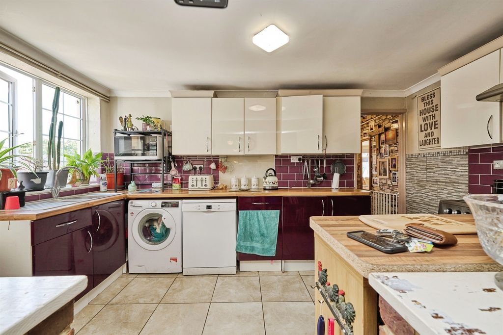 Property photo 3 of 18