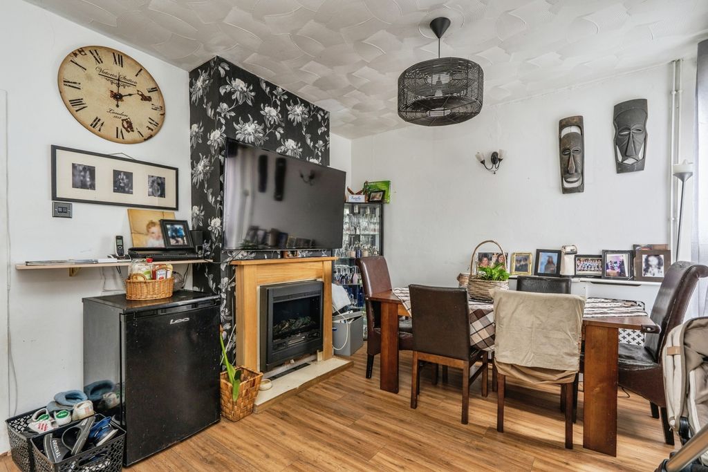 Property photo 2 of 17 Photo