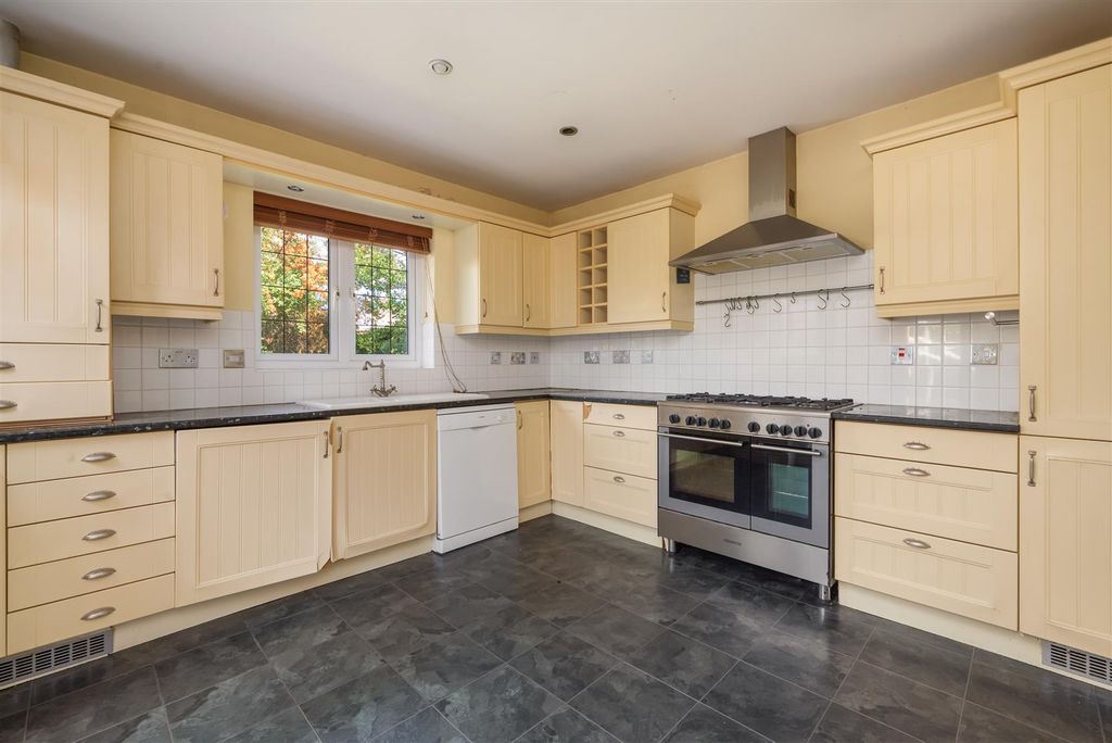 Property photo 3 of 18 Argyle Road, Whitstable