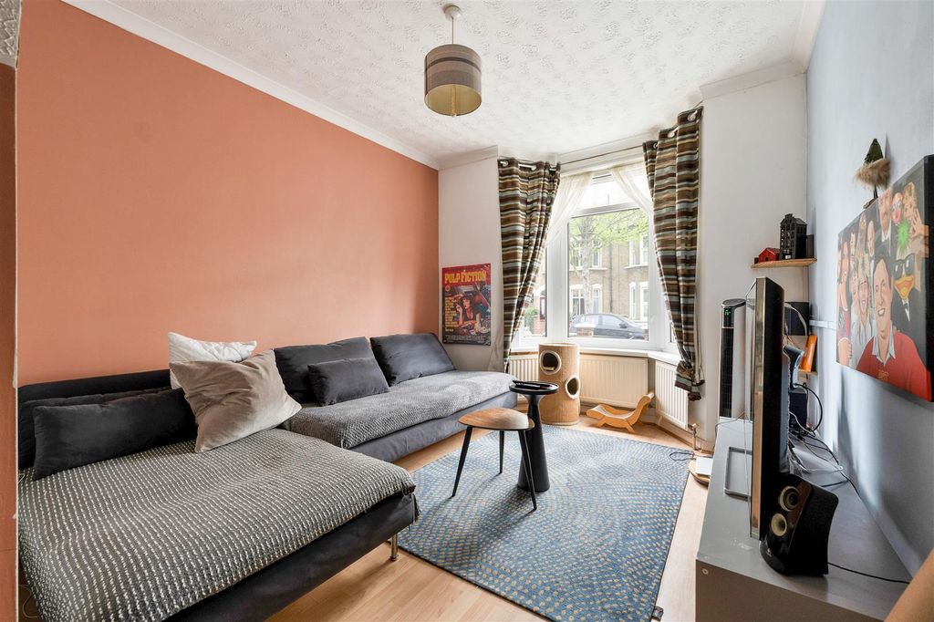 Property photo 2 of 21 Thorpe Road, E7