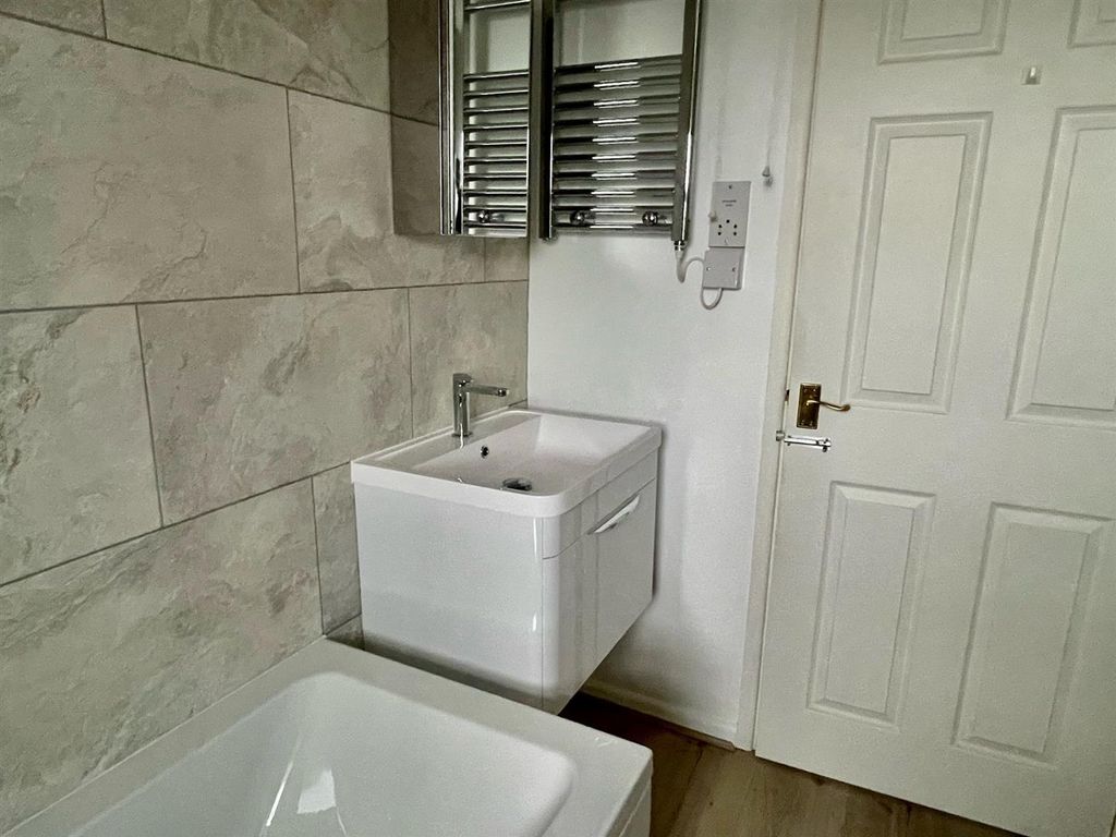 Property photo 3 of 16 Bathroom.Jpg