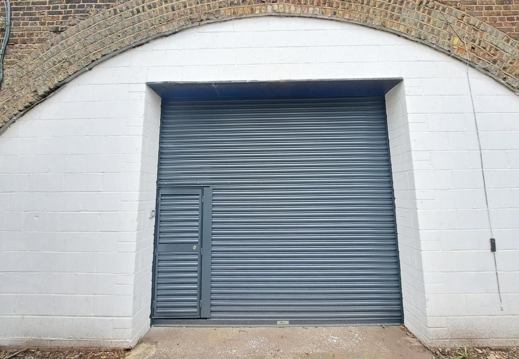 Property photo 1 of 3 The Front Of An Arch.