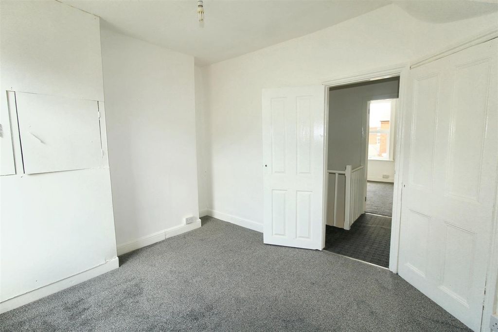 Property photo 3 of 13 Bed 2.2.Jpg