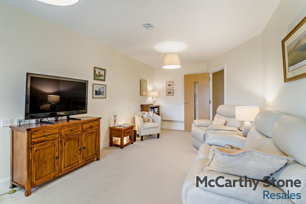 Property photo 3 of 24 8671157-Interior09-800.Jpg