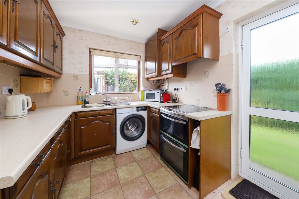 Property photo 3 of 12 Kitchen