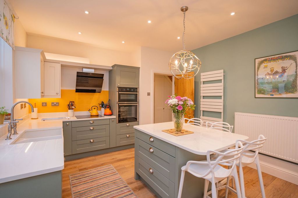 Property photo 2 of 25