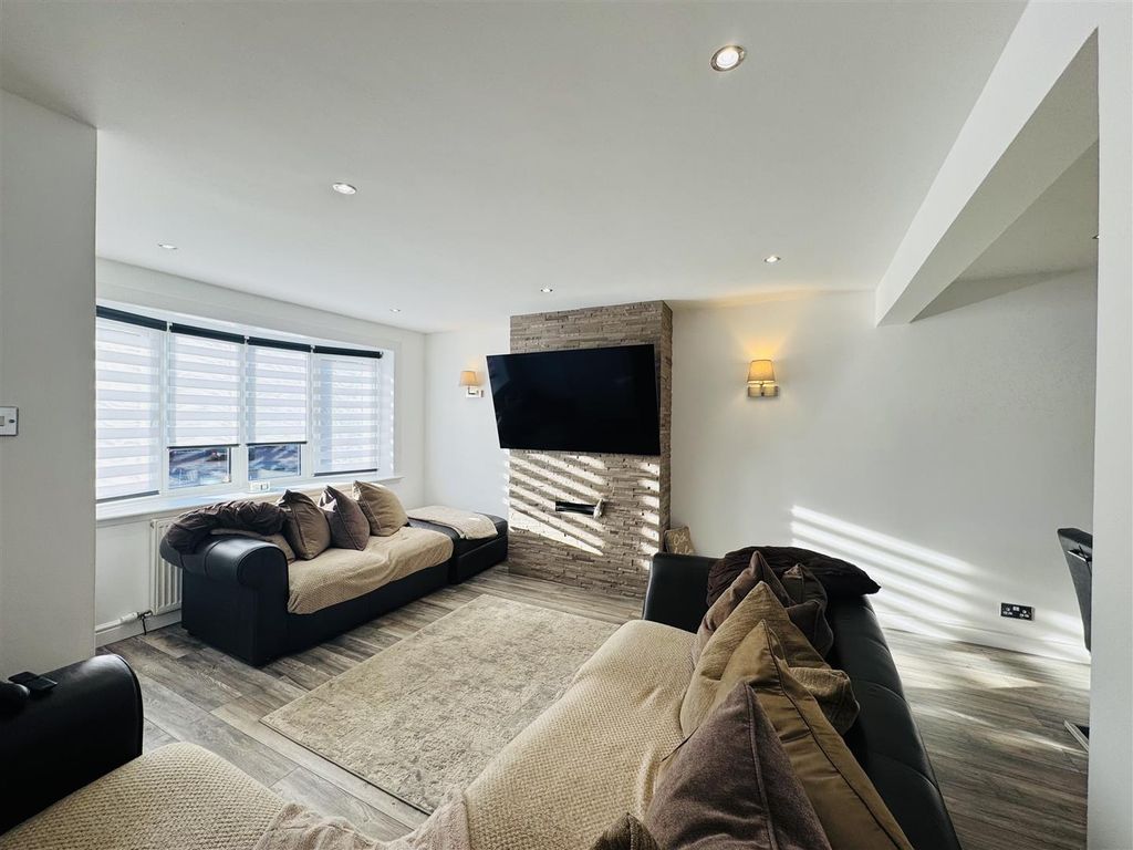 Property photo 2 of 21 Lounge