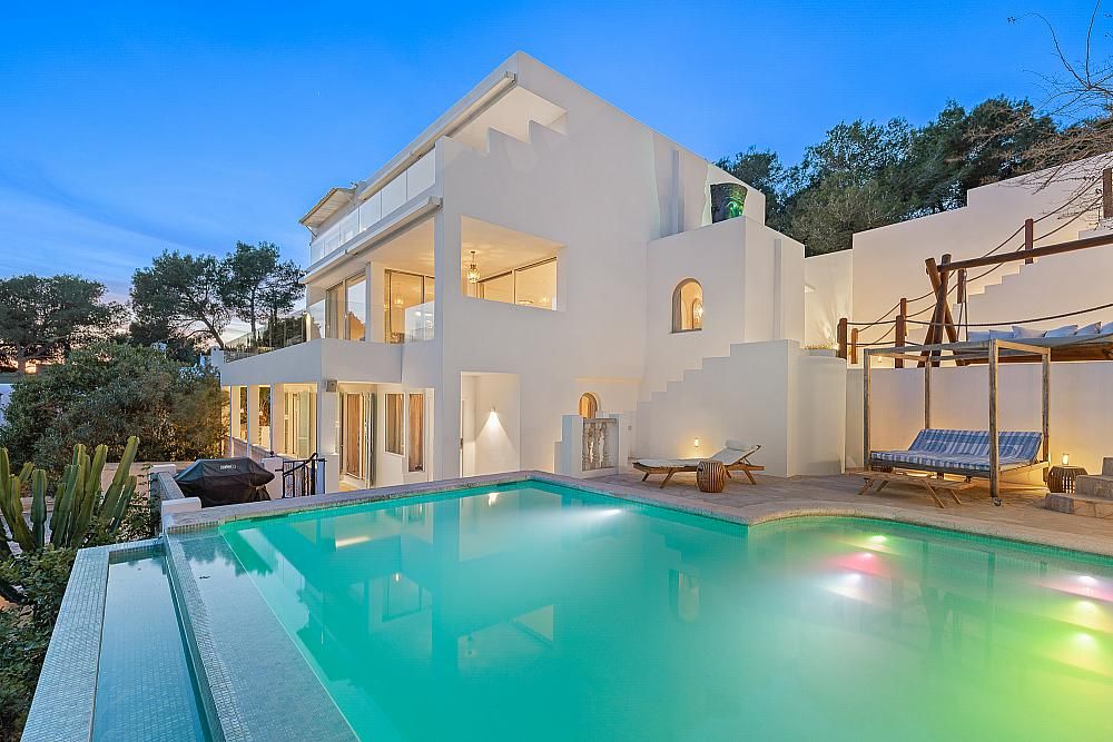 Property photo 1 of 43