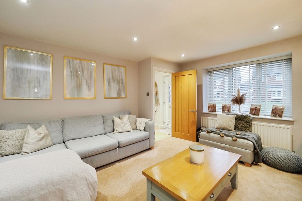 Property photo 3 of 16 Lounge