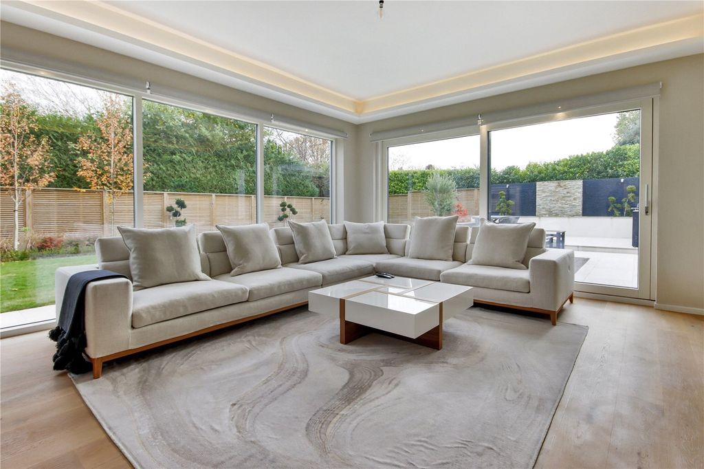 Property photo 3 of 19 Sitting Room
