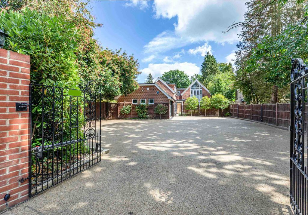 Property photo 2 of 18 Gated Front Yard