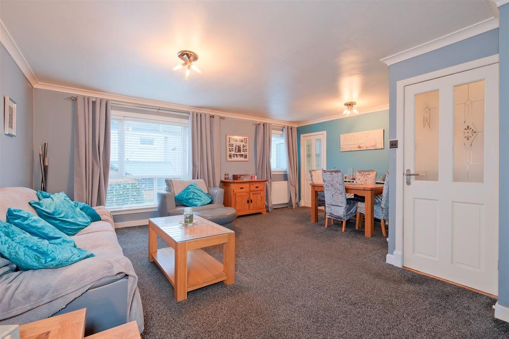 Property photo 2 of 27 Living Room / Dining