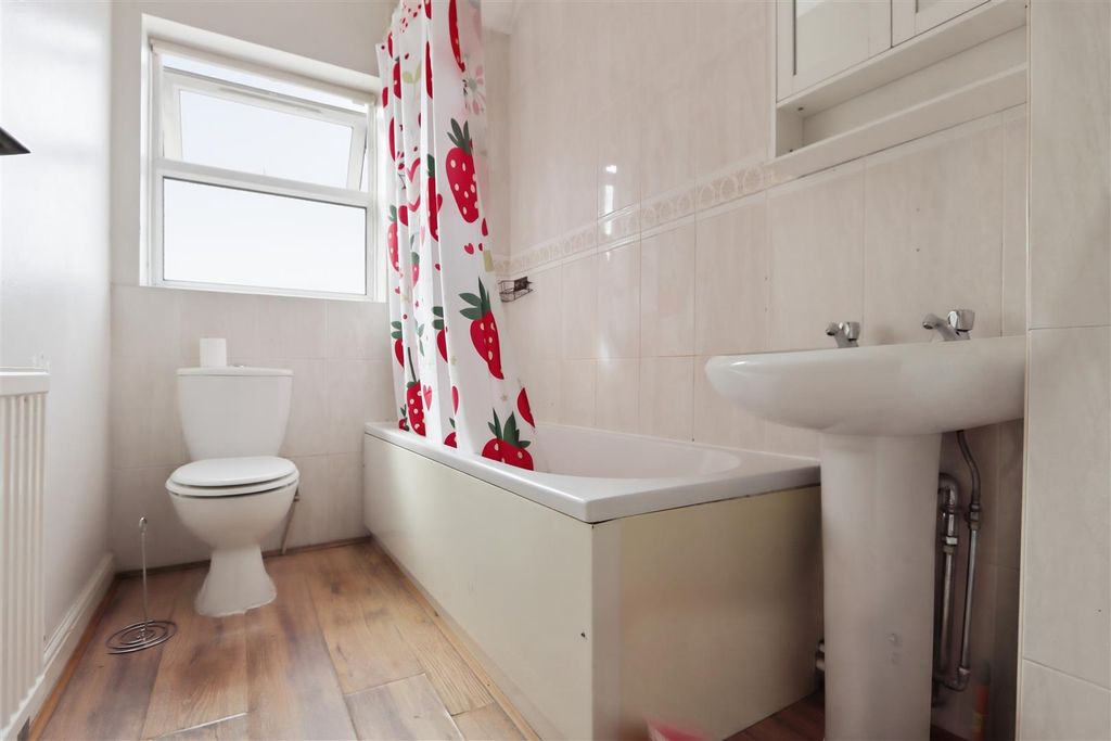 Property photo 3 of 9 Bathroom