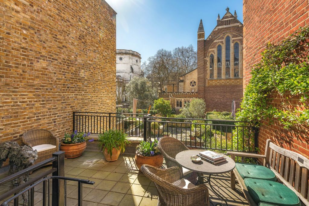 Property photo 3 of 19 West Facing Terrace