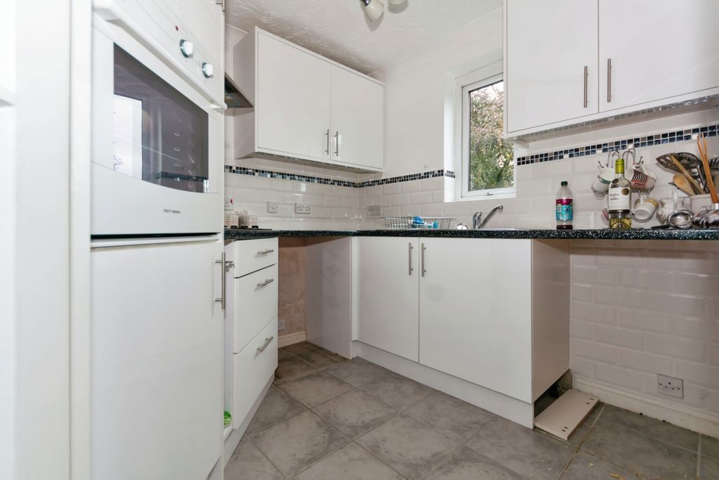 Property photo 3 of 11 Kitchen