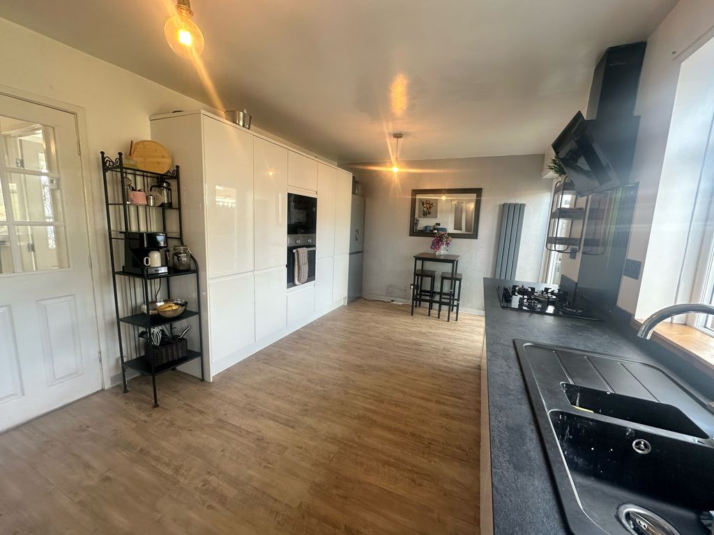 Property photo 2 of 22 584Baea9-Bb4A-487A-Aabc-C7F9356055D5