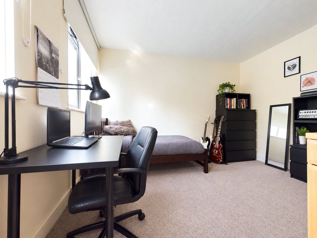 Property photo 1 of 5 Flat To Rent
