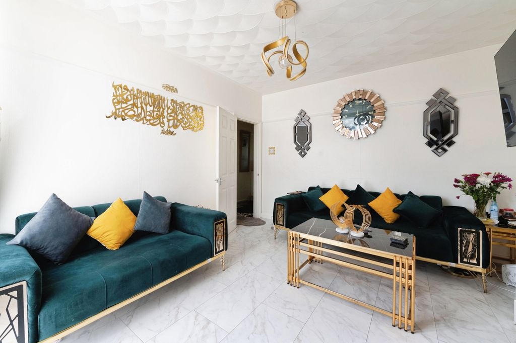 Property photo 2 of 15 Lounge