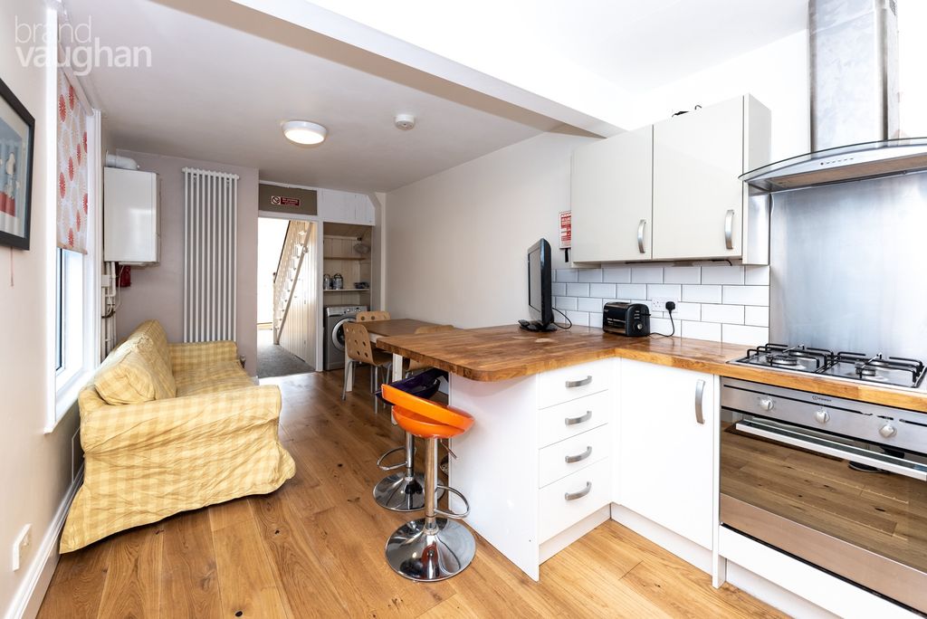 Property photo 2 of 11 Kitchen